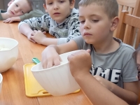 Zajęcia kulinarne w Biedronkach - owocowe szaszłyki